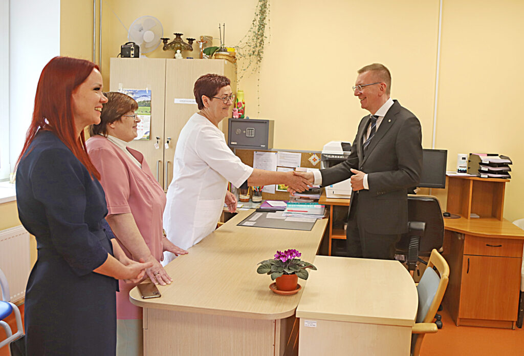 PRIEKS par tikšanos ģimenes ārstei Līgai Vebruālei ar saviem palīgiem.
Autors: Foto: Gatis Bogdanovs