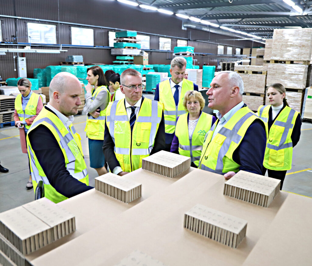 ULDIS MISIŅŠ (no labās) iepazīstina Valsts prezidentu, kā notiek ražošana uzņēmumā “Avoti”.
Autors: Foto: Gatis Bogdanovs