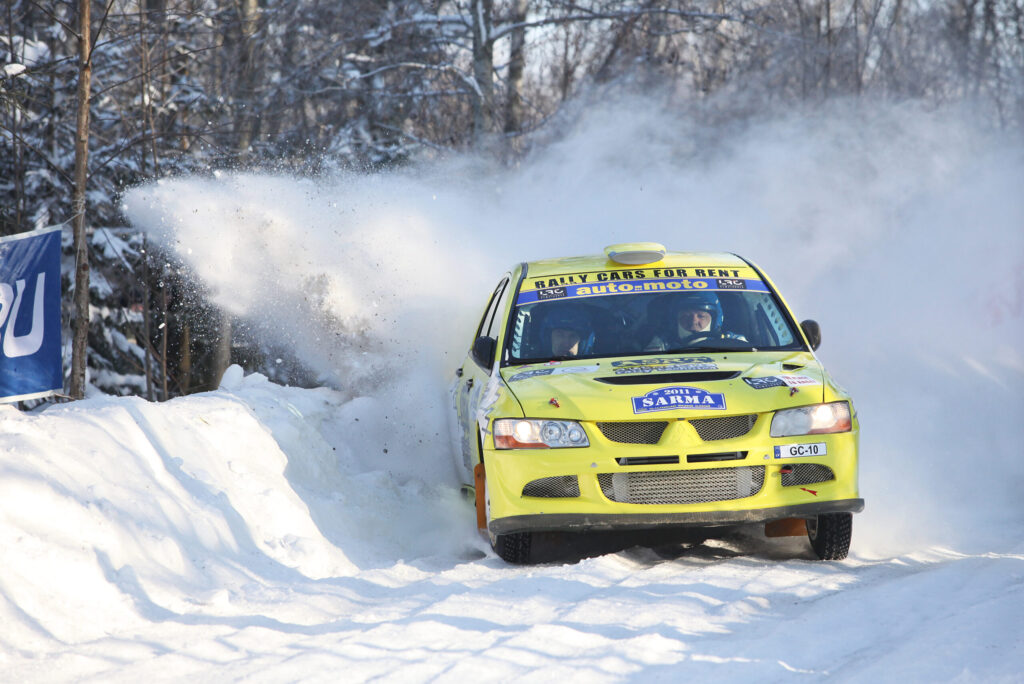 2011. GADS. Visu mūžu ar rallijiem saistītie domu un cīņu biedri, kas kopā pudu sāls apēduši - Ainārs Igaveņš un Gatis Cimdiņš. Tolaik A+ klasē ar “Mitsubishi Lancer” palika devītie no piecpadsmit, kas sasniedza finišu.
Autors: Foto: no "Dzirksteles" arhīva