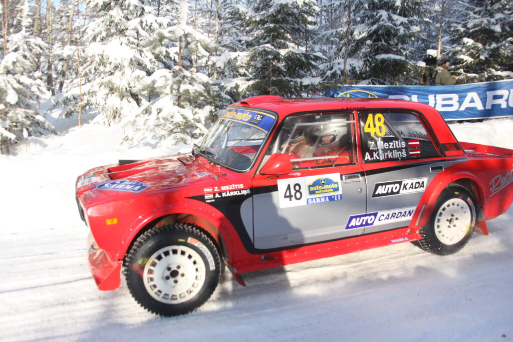 ZINTIS MEZĪTIS kopā ar ilggadējo stūrmani AGRI KĀRKLIŅU 2011. gadā ar savu “žigulīti”, kuru bieži vajāja tehniskas ķibeles.
Autors: Foto: no "Dzirksteles" arhīva