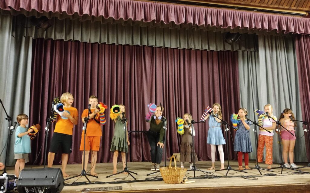 “Dabauši”: Rojs Hamfrīss (no kreisās), Roberts Berģis-Leitis, Hugo Ušackis, Līga Melodija Hamfrīsa, Agnese, Lauma Vītola, Rūta Rafaela Laube, Ausma Čavarte, Gerda Berģe-Leite, Rebeka Ērgle un Ronja Valtere. 
Autors: Foto: no privātā arhīva