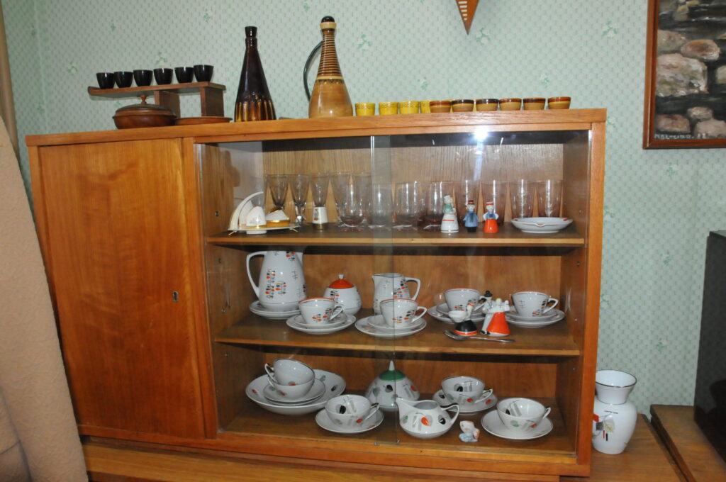 Padomju laika bufetes plauktā aiz stikla goda vieta bija ierādīta servīzēm un glāzēm. Mūsdienās šīs Rīgas porcelāna fabrikā ražotās servīzes ir īsts kolekcionāru gardums.
Autors: Foto: Inga Karpova