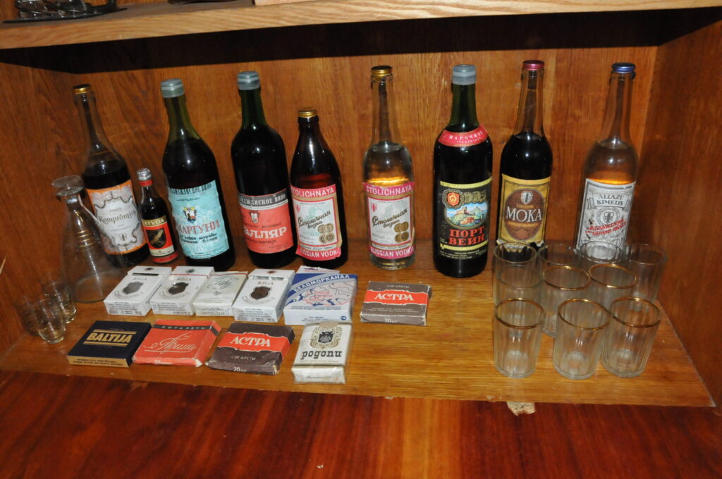 Padomju laikā ikviena sevis cienoša priekšnieka kabinetā bija paslēpts bāriņš ar visu tam piederošo saturu. Dažs dzēriens ir joprojām nopērkams arī mūsdienās.
Autors: Foto: Inga Karpova