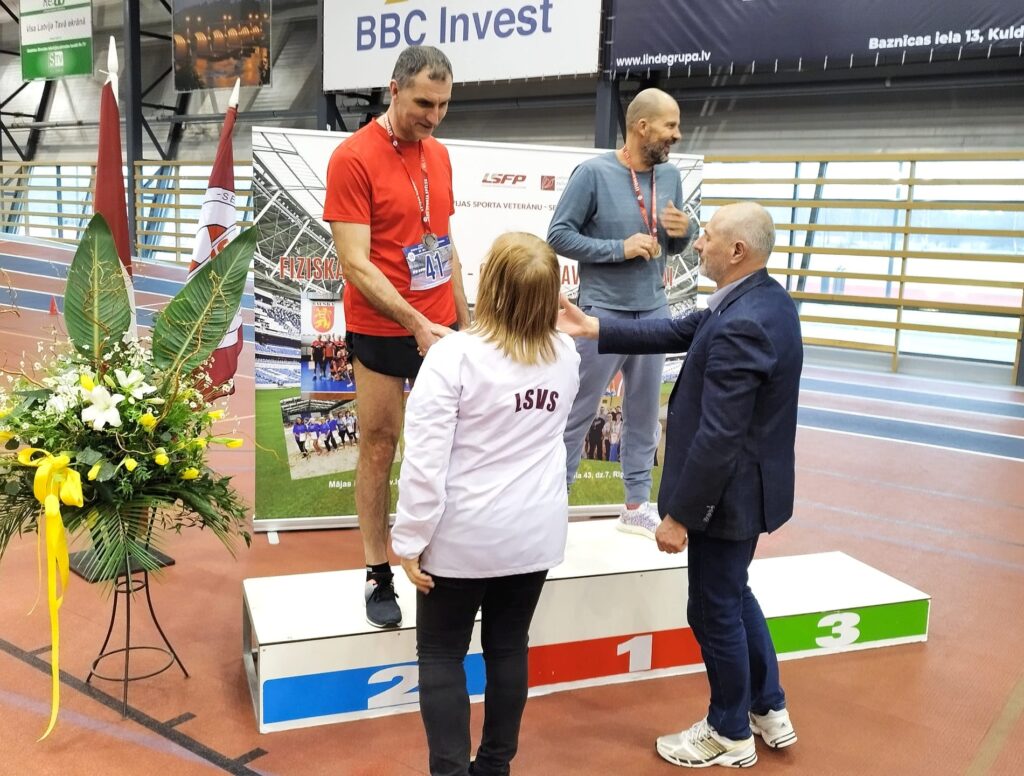 Vienu zelta un vienu sudraba godalgu ieguva Raivis Bērziņš (K50+), kļūstot par savas grupas uzvarētāju trīssoļlēkšanā, kā arī par otrās vietas ieguvēju 3 km soļošanā.
Autors: Foto: LSVS