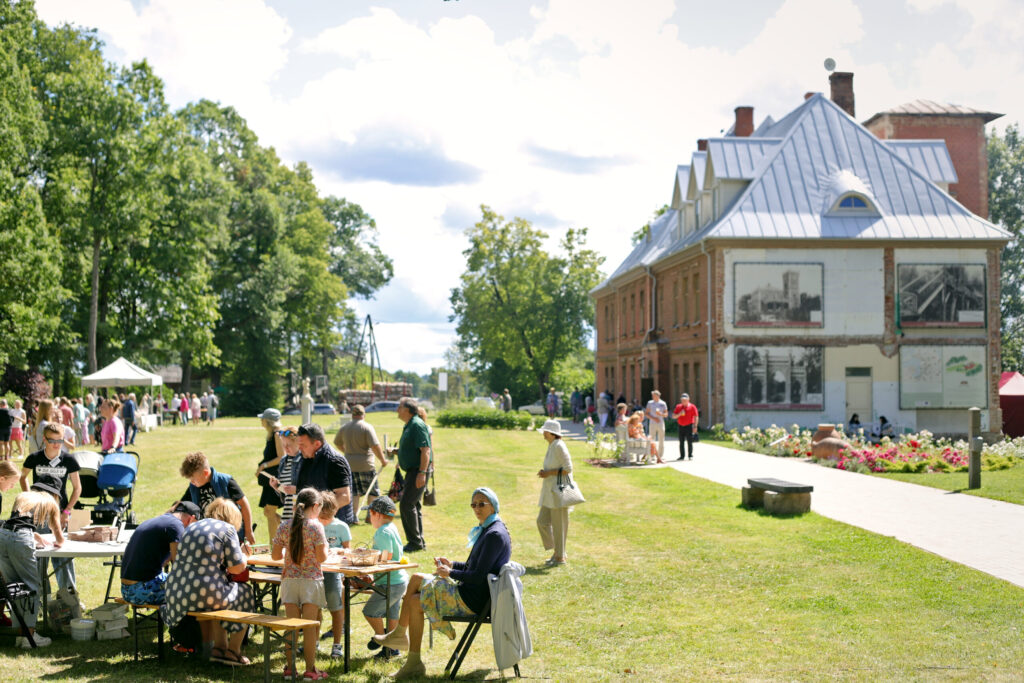 Sarkanās pils parks.
Autors: Foto: Herta Pugača
