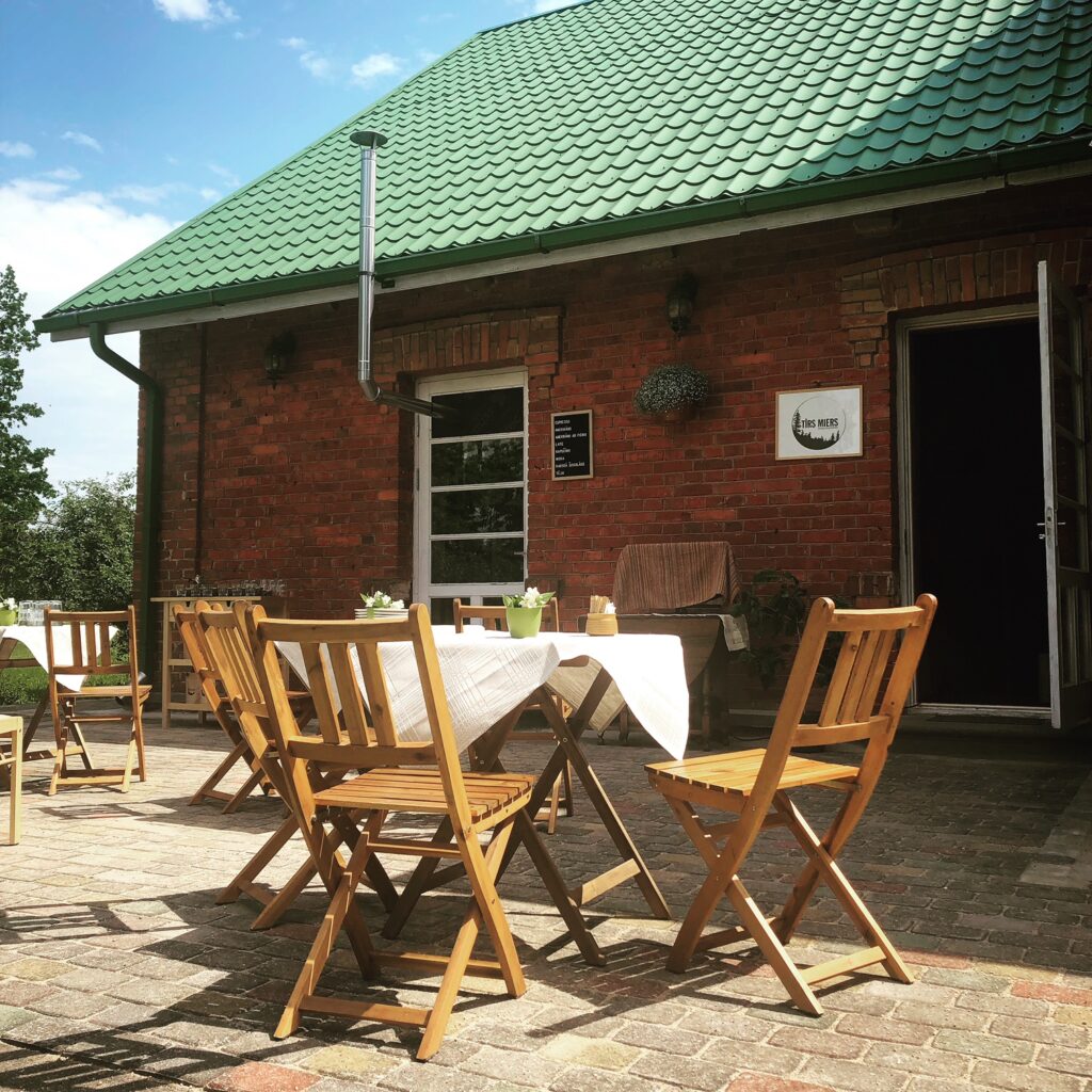 "Tīrs miers" Rankā.