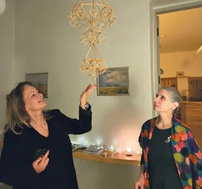 “Alūksnes un Malienas ziņu” redaktore SANDRA APINE (no kreisās) kopā ar “Ziemeļlatvijas” radošo gariņu ANITU KOPŠTĀLI zīlē krāšņajos puzuros, kāds būs 2025.gads.
Autors: Foto: no privātā arhīva