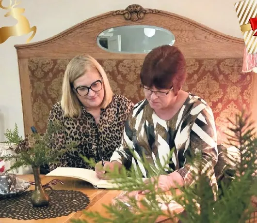 TO TIK ZINA es un viņš, es un viņš, un vēl mēnestiņš... “Dzirksteles” redaktore Ginta Alberte (no kreisās) un portāla redaktore Pārsla Konrāde visu fiksē arī gada nogalē.
Autors: Foto: no privātā arhīva