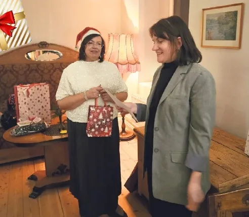 MŪSU Ziemassvētku eglītes namamāte “Ziemeļlatvijas” redaktore Ingūna Johansone (no kreisās) “eksaminē” jauno “Dzirksteles” žurnālisti Diānu Lozko. “Eksāmens” tika nokārtots!
Autors: Foto: no privātā arhīva