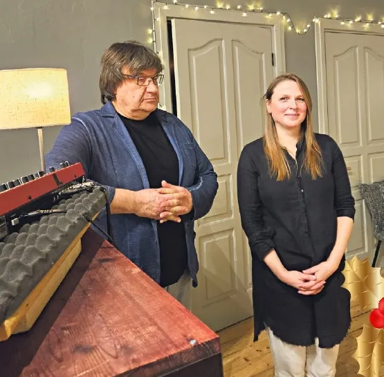 JĀNIS LŪSĒNS un viņa dzīvesbiedre EVIJA MUNDECIEMA izved klausītāju caur skaņu pasauli tā, ka vienā mirklī visas raizes aizslīd nebūtībā.
Autors: Foto: no privātā arhīva