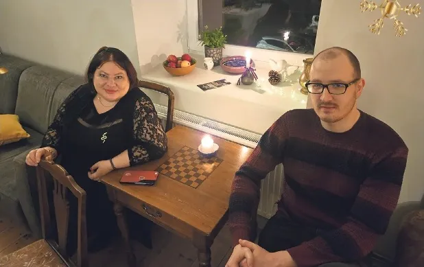 “DZIRKSTELES” maketētājam Vladislavam Veselovam sveču gaismā ir, ko pārrunāt ar “Ziemeļlatvijas” žurnālisti Ilzi Fedotovu.
Autors: Foto: no privātā arhīva