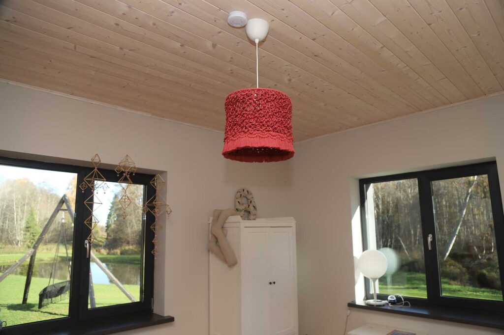 Mezglošanas tehnikā veidots kupols lampai ir stilīgs interjera elements. 
Autors: Foto: Gatis Bogdanovs