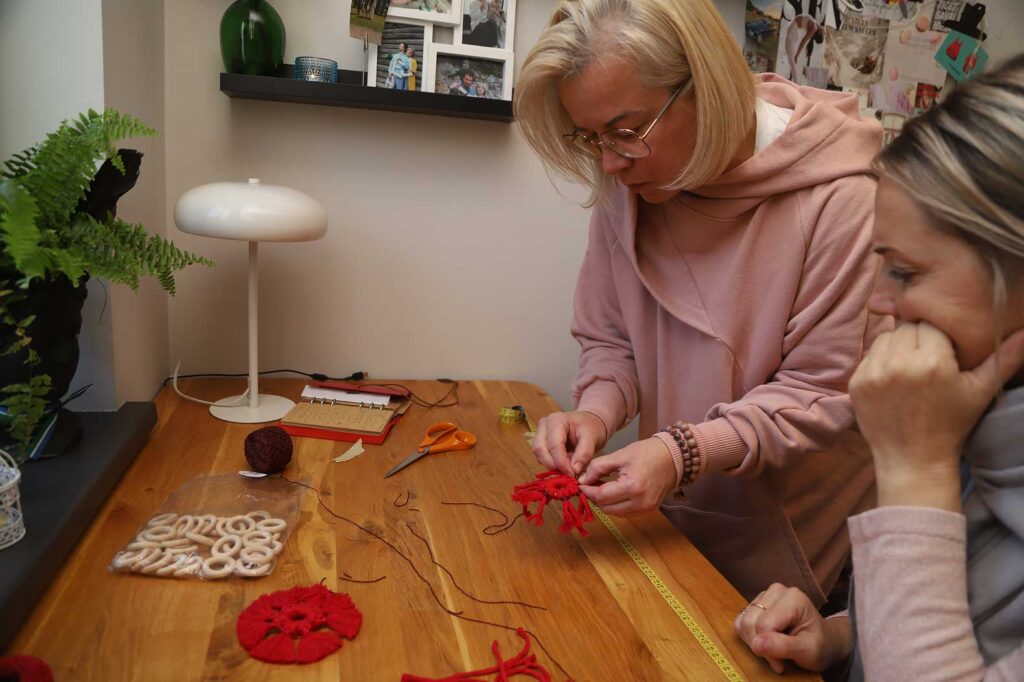 “Dzirkstelei” tiek rādīts, stāstīts un mācīts, kā var pagatavot saulīti mezglošanas tehnikā.
Autors: Foto: Gatis Bogdanovs