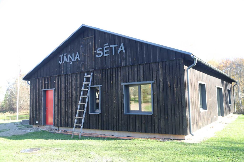 Kāpēc māju vārds ir “Jāņa sēta”? Tāpēc, ka šo māju uzcēla Evitas vīrs, kuram vārds ir Jānis.
Autors: Foto: Gatis Bogdanovs