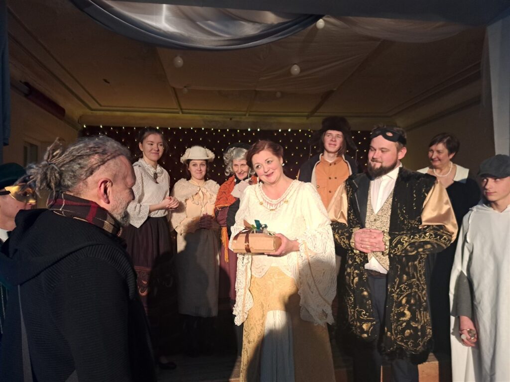 Pils teātra kolektīvs pateicīgs dramaturgam Laurim Gundaram par izrādi, protams, Ziemassvētku dāvanu viņš saņem no Anitas Birzniece jeb Alises Barbi rokām. 
Autors: Foto: Ginta Alberte