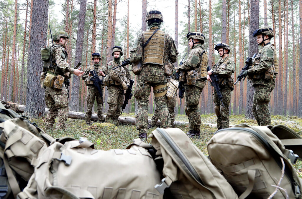JAUNIEŠIEM ir iespēja 11 mēnešu garajā posmā apgūt valsts aizsardzības zinības kopā ar profesionāliem karavīriem.
Autors: Foto: Gatis Bogdanovs