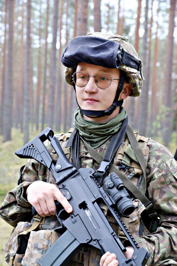 RINALDS ĶUDIS, kurš sevi sauc par dabas cilvēku, atzīst, ka mežā viņš jūtas kā mājās. “Man nav problēmu būt un darboties mežā,” saka jaunais karavīrs.
Autors: Foto: Gatis Bogdanovs