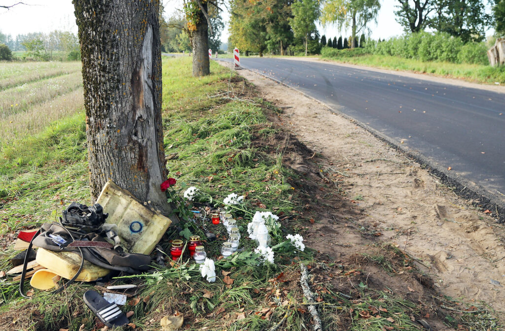 "Gada bēdas". Septembrī traģiskā avārijā Lizuma pagastā izdzisa četru nepilngadīgu jauniešu dzīvības.
Autors: Foto: no "Dzirksteles" arhīva