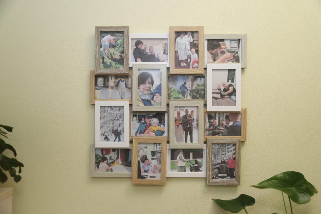 Fotogrāfiju siena Baibas Baķes kabinetā. Par to viņa saka: “Tas ir, ar ko es samaksāju par savu klusumu un mieru. Bērni, mazbērni palika Jelgavā. Jaunieši vēl nav gatavi klusumam. Kad atnācu uz šejieni, viņi man uzdāvināja šīs fotogrāfijas, lai ome neaizmirst. Un tas noteikti palīdz!”
Autors: Foto: Gatis Bogdanovs