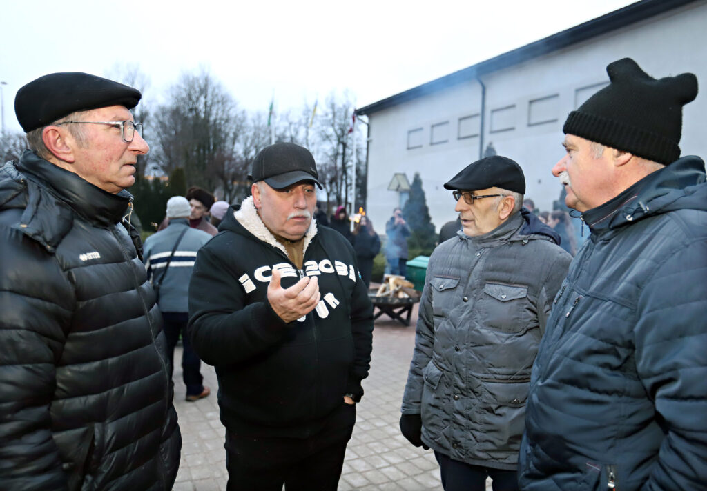 VĪRIEM, kas savulaik piedalījušies 1991.gada janvāra barikādēs Rīgā, ir par ko parunāt. Atmiņās kavējās daudzi tā laika Šķieneru iedzīvotāji.
Autors: Foto: Gatis Bogdanovs