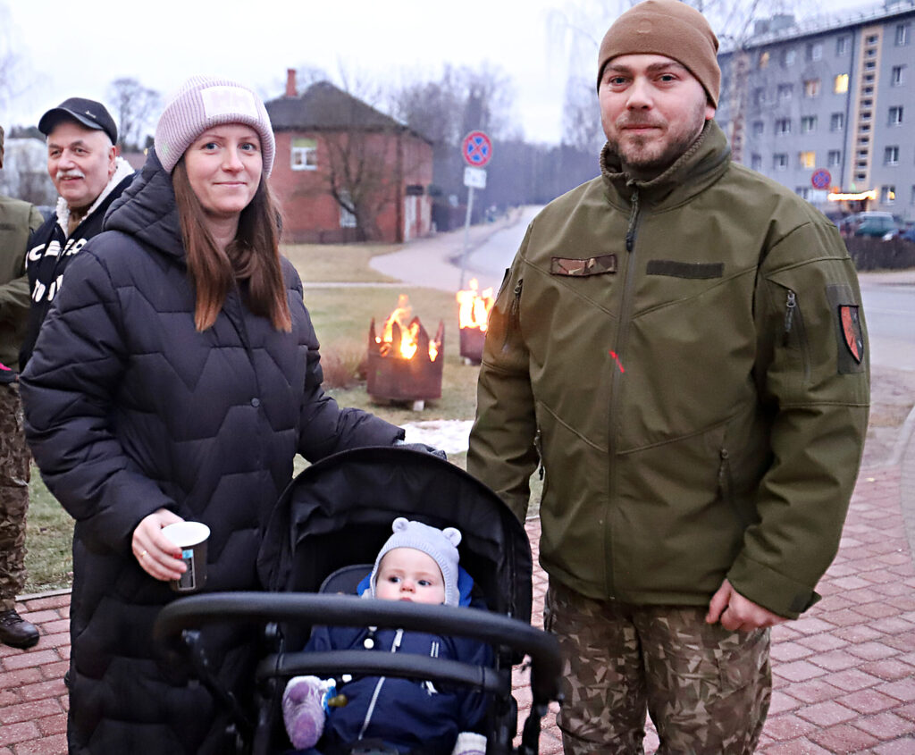 UZ PASĀKUMU bija atnākusi arī gulbeniešu Bērziņu ģimene – Krišs, Annija un viņu dēls Eduards. Mazā Ance tobrīd bija bērnudārzā.
Autors: Foto: Gatis Bogdanovs