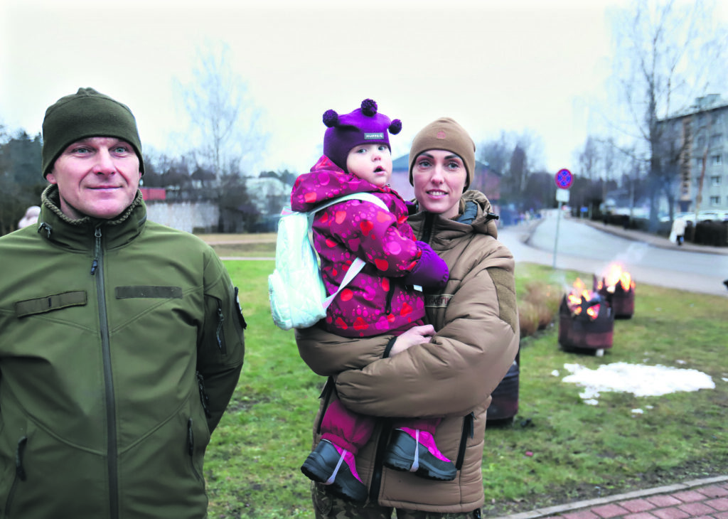 Aiga Šketika, kura savu dzīves draugu Raivi Timofejevu ir satikusi Zemessardzē. Abi ir gulbenieši. Viņiem ir ko sargāt: kopīgā meitiņa Estere, mājas, Latvija. “Dzirkstelei” Aiga teica – kopības sajūta ir tā, kas satur kopā visus, kuriem svarīga sava dzimtene.
Autors: Foto: Gatis Bogdanovs