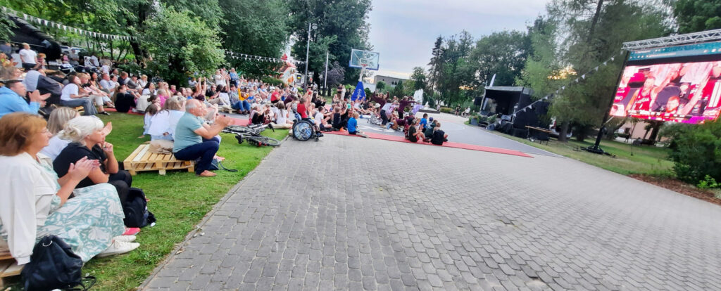 "Gada svētki". Jūlijā Gulbenē kā jau īstā basketbola pilsētā centrālais skvērs uz kādu laiku pārvērtās par līdzjutēju kopā sanākšanas vietu, un tam par iemeslu bija mūsu cerības uz medaļu lielajā basketbolā.
Autors: Foto: no "Dzirksteles" arhīva