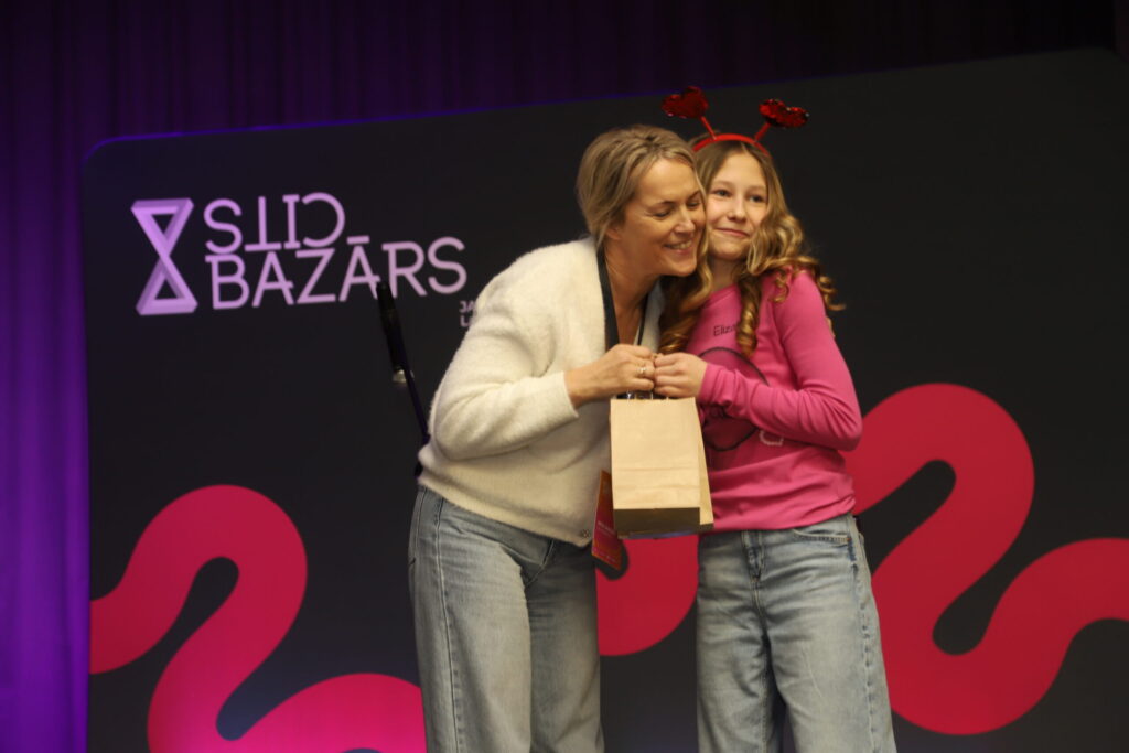 “DZIRKSTELES” simpātiju balvu “Pich” konkursā saņem Gulbenes novada vidusskolas skolēnu mācību uzņēmums “Deku Glass”.
Autors: Foto: Gatis Bogdanovs