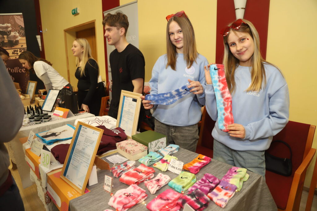 GULBENES novada vidusskolas skolnieces izveidojušas skolēnu mācību uzņēmumu “Crazy zeķe”. Viņu piedāvājumā ir batikotās zeķes. Tās var būt gan lieliska dāvana vai arī stilīgs papildinājums ikdienas apģērbam.
Autors: Foto: Gatis Bogdanovs