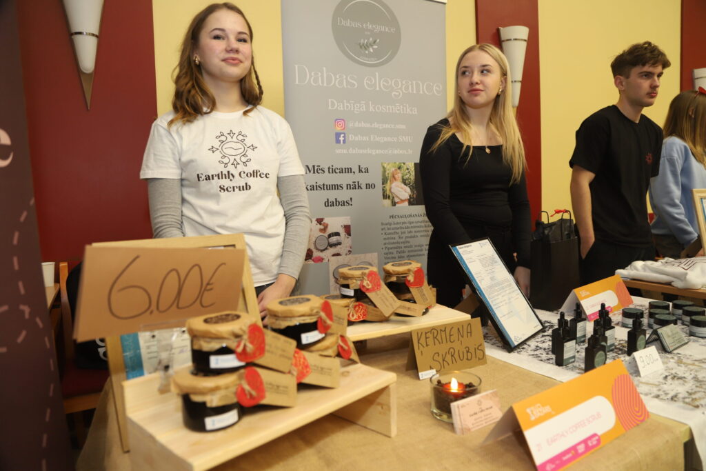 GULBENES novada vidusskolas skolēnu mācību uzņēmumi: “Earthly coffee scrub” un “Dabas elegance”.
Autors: Foto: Gatis Bogdanovs