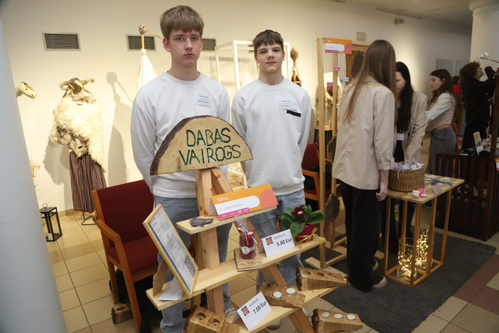 LIZUMA PAMATSKOLAS skolēnu mācību uzņēmums “Dabas vairogs” pievērsies augstas kvalitātes ozolkoka svečturu izgatavošanai, tie apvieno izturību un eleganci.
Autors: Foto: Gatis Bogdanovs