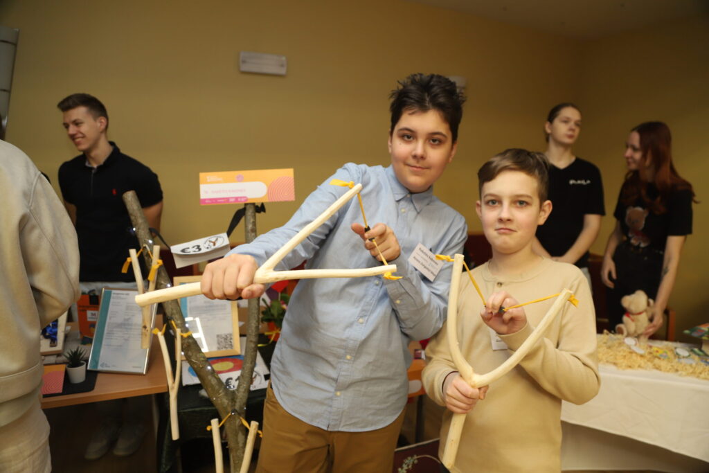 LIZUMA pamatskolas skolēnu mācību uzņēmums “Raķetes kaķenes” piedāvā iegādāties iecienītu bērnu un arī pieaugušo spēļmantu.
Autors: Foto: Gatis Bogdanovs