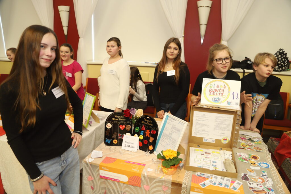 LIZUMA PAMATSKOLAS SKOLĒNU MĀCĪBU UZŅĒMUMS “CHARMING MAGNETS” piedāvā magnētus no paštaisītas mīklas, kas ir radoša un unikāla dekorācija. Tie tiek veidoti no sāls mīklas, cepti un aprīkoti ar magnētiem, ļaujot tos viegli piestiprināt pie ledusskapja. Šo uzņēmumu pārstāv: Viktorija Remicāne, Līva Lejiņa un Viktorija Kravale. Savukārt Rankas pamatskolas puiši Kārlis Aldersons un Gustavs Karps ir radījuši unikālu galda spēli “Runču zelts”, kuru, kā atzīst tās radītāji, var spēlēt gan bērni, gan pieaugušie – interesanti būs visiem.
Autors: Foto: Gatis Bogdanovs