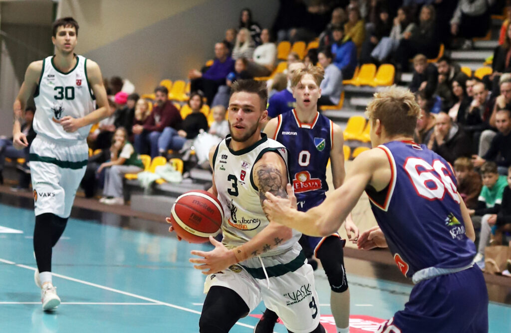 Rihards Teirumnieks (3.numurs) demonstrēja vairākus skaistus caurgājienus. 
Autors: Foto: Gatis Bogdanovs