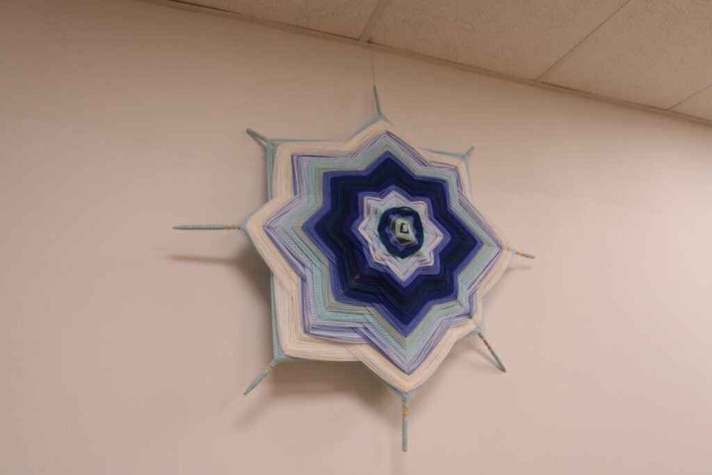 Ziemassvētku noskaņa – tā Litenes pansionātā ir uz katra soļa. Visur noformējumā ir redzami klientu radošie darbi, kas tapuši pasniedzēju vadībā.
Autors: Foto: Gatis Bogdanovs