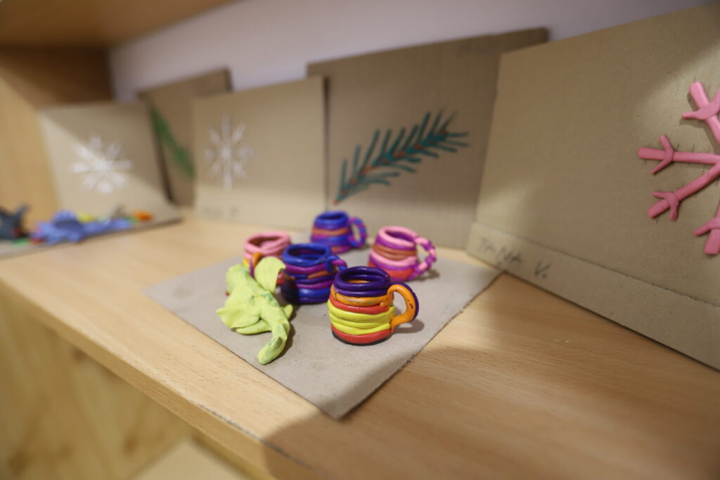 Ziemassvētku noskaņa – tā Litenes pansionātā ir uz katra soļa. Visur noformējumā ir redzami klientu radošie darbi, kas tapuši pasniedzēju vadībā.
Autors: Foto: Gatis Bogdanovs