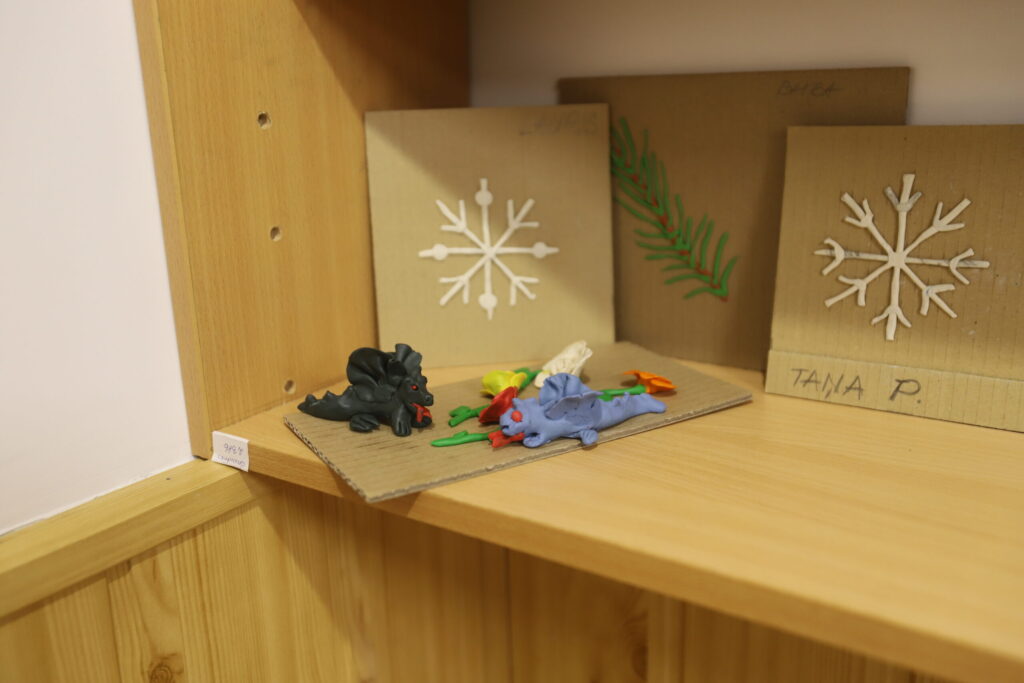 Ziemassvētku noskaņa – tā Litenes pansionātā ir uz katra soļa. Visur noformējumā ir redzami klientu radošie darbi, kas tapuši pasniedzēju vadībā.
Autors: Foto: Gatis Bogdanovs