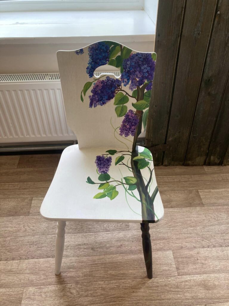 PRIEKŠMETI, kuri ieguvuši otru dzīvi: apgleznotas kanniņas, mākslinieka Ludolfa Liberta portrets uz veca loga rāmja un ceriņu krēsls.

Autors: FOTO: NO TIRZAS KULTŪRAS NAMA ARHĪVA