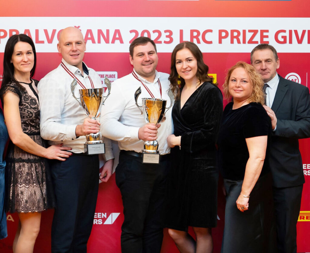 SAŅEMT balvas autosportisti bija ieradušies kopā ar savām otrajām pusītēm. No kreisās: Renāte un Renārs Šķenderi (Gulbene), Kristers un Alise Cimdiņi (Gulbene), kā arī Inga un Gatis Cimdiņi (Stāmeriena).
Autors: Foto: Raimonds Volonts