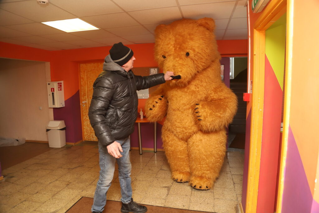 Gulbenes brūnais lācis pie kāda jubilāra Stāķu sporta zālē. “Lācis ir 2,6 metrus garš, līdz ar to ieiet dzīvoklī vai skolā nav iespējams, tāpēc parasti pārsteigumi notiek vai nu ārā, vai atbilstošās telpās,” stāsta Daina Bebre.  
Autors: Foto: Gatis Bogdanovs