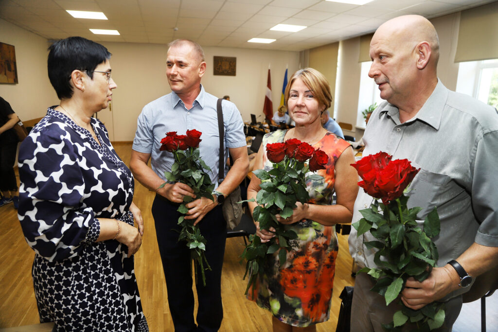 "Gada reorganizācija". Kopš 1.oktobra pagastu tikpat, vadītāju – trīs reizes mazāk. Kā pagastu apvienību darbība iespaidos iedzīvotāju sadzīvi, to vēl rādīs laiks. Bet kā būs ar finansiālo ietaupījumu?
Autors: Foto: no "Dzirksteles" arhīva