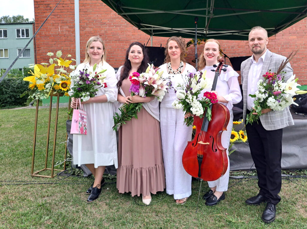 STĀĶU dīķa svētku organizatore Liene Bodniece (vidū) kopā ar mākslinieci Sabīni Krilovu-Šmiti (otrā no kreisās) un viņa mūzikas draugiem, kuri pasākuma noslēgumā sniedza skaistu koncertu “Tauriņu samtainā smarža”.
Autors: Foto: Gatis Bogdanovs
