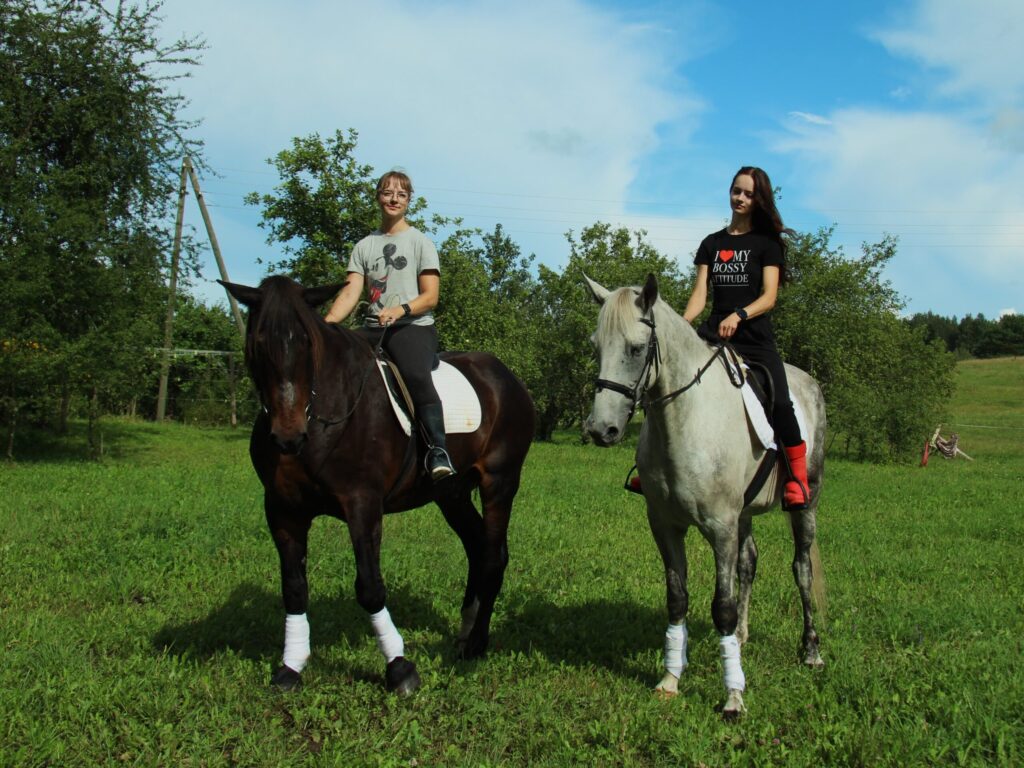 RŪTA AR ZIRGU BARSI UN MAIRA AR LADO. Zirgi sapucēti, jo piedalījās vecmeitu un vecpuišu ballītes fotosesijā.
Autors: Foto: no privātā arhīva