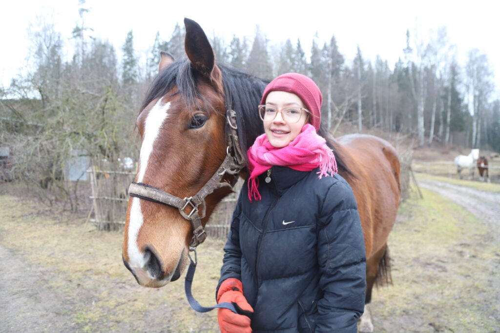 MAIRA ir apguvusi arodu – lopkopības tehniķe ar specializāciju zirgkopībā, bet tagad mācās par medicīnas māsu. Fotogrāfijā viņa ir kopā ar Kodiju.
Autors: Foto: Gatis Bogdanovs