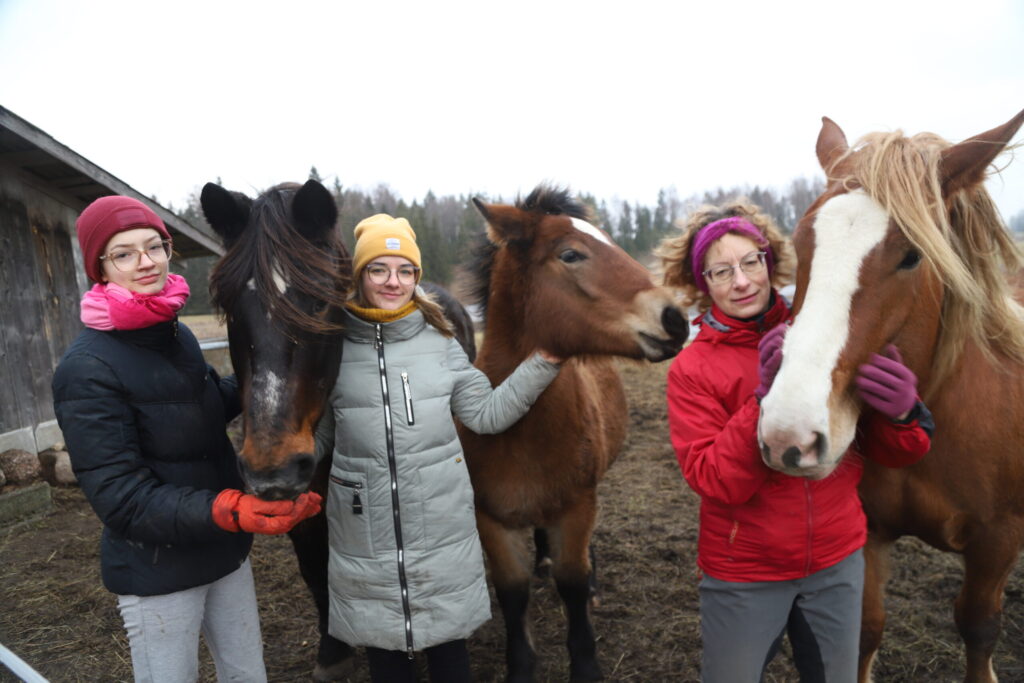 VINETAS DUKAS (NO LABĀS) ĢIMENĒ ZIRGI IR ĻOTI MĪLĒTI. Fotografēšanās brīdī kopā ar Vinetu ir arī viņas meitas Rūta un Maira, kas ir Vinetas lielais atbalsts. Barsis, Brendija un Daira ir tikai daļa no Vinetas samērā lielā zirgu pulka. 
Autors: Foto: Gatis Bogdanovs