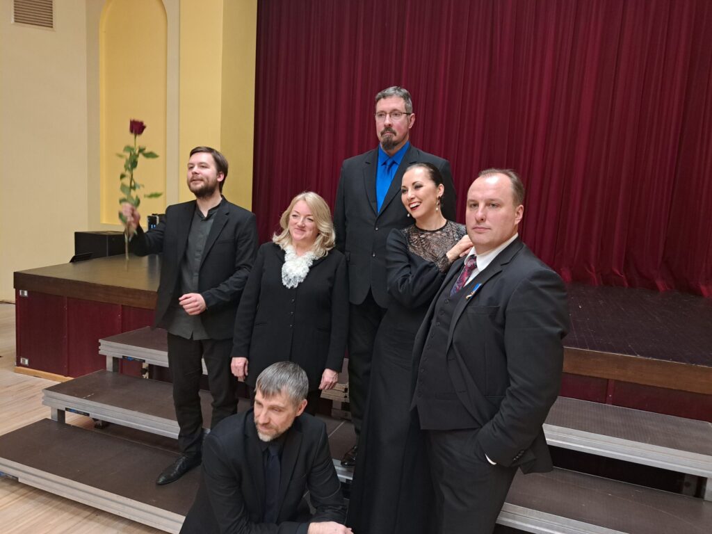 Mūziķi, kas papildināja kori un solisti: Rihards Plešanovs (klavieres), Andis Klučnieks (flauta), Jānis Stafeckis (kontrabass) un Aivars Krastiņš (sitaminstrumenti).
Autors: Foto: Ginta Alberte
