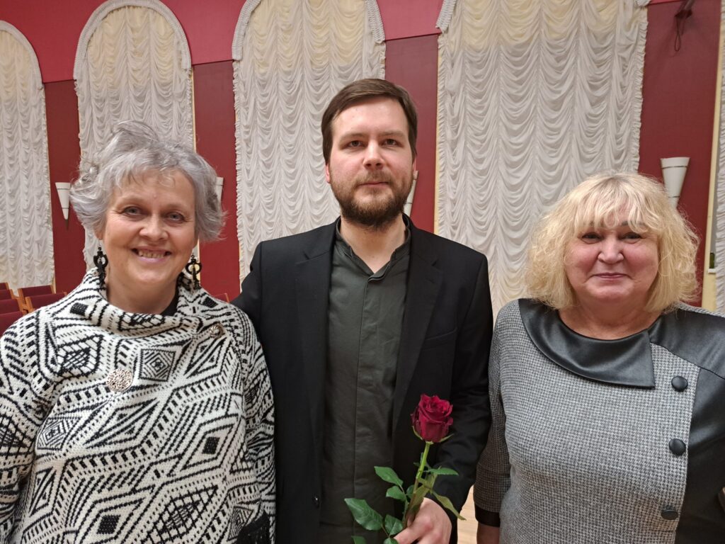 Novadnieks Rihards Plešanovs pēc koncerta iemūžināts ar sava talanta cienītājām, Gulbenes mūzikas skolas skolotājām Ivetu Putniņu un Māru Mezīti.
Autors: Foto: Ginta Alberte