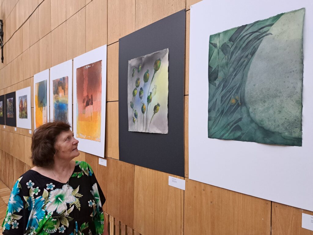 Līvijas Brigitas Pavlovskas plenēra gleznās ir attēlots “Sauliešu” akmens. “ Akmens - tā ir mūžība, kuru sajutu Brektes mājās un apkārtnē, tā iet caur daudzām paaudzēm un to pierāda Brektes. Struktūras blakus – tie ir ceļi un tie ir dažādi:  platāki, šaurāki, līkumaini.  Attēlotās “Sauliešu” magones simbolizē briedumu, viņas briedina sēklas. Sēkla ir visa sākums. Tāpat kā māksliniekam vispirms ir ideja, tad to attīsta. Magones ir katrā sētā, magones daudz gleznoju, arī citus ziedus,” saka Līvija. 
