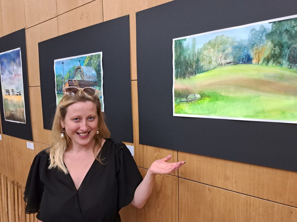 Patrīcija Brekte-Pannetjē atzīst, ka gleznot tikai daudz nesanāca, jo bija plenēra organizatore. Viņas pārliecība, ka akvarelim ir jābūt ātram, spilgtam un pārliecinošam. “Manā darbā ir mūsu dīķis, pakalniņš ar dzirnakmeņiem un tēta laiva ar numuru. Speciāli plenēram no Druvienas tika atvests kubuls, tad arī iekļuva gleznā un manas mammas audzētās rudzupuķes.”  