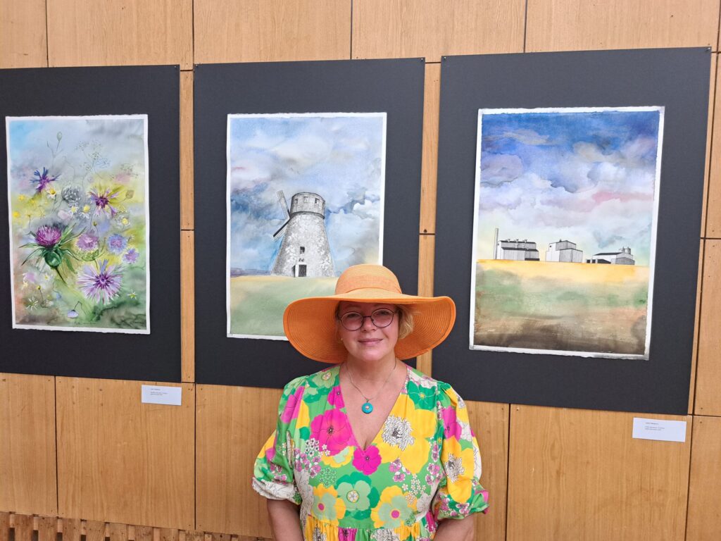 Arī Anita Nikuļcevas gleznā ir attēlots “Sauliešu” puķu dārzs. Anita ir gan grafiķe, gan akvareliste un abus glezniecības veidus savienojusi darbos “Lizuma dzirnavas” un “Laika dzirnavas”, kur redzams jaunais pagasta ražošanas objekts. Māksliniecei - interesants stāsts: “Vecās dzirnavas simbolizē pagājušo laiku, bet “Laika dzirnavas”, kas nemitīgi dūc, samaļ šo laiku, uz tas viss notiek uz dabas fona, kas bija pirms 100 un 200 gadiem. Fons nav mainījies, tie paši mākoņi, zeme, tikai formas ir mainījušās, saturs un izpausme,” saka Anita.  Abi darbi sasaucas arī ar puķu dārzu, kas nav mainījies gadsimtiem kas ir dabā vienmēr bijis. 